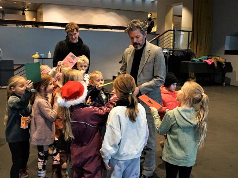 Börnin afhenda borgarstjóra afmæliskortin í Tjarnarsal Ráðhússins.