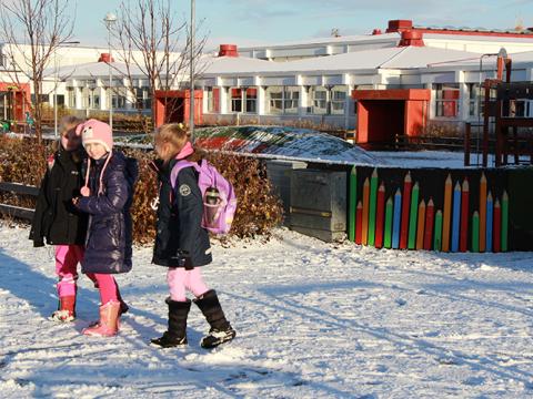 Skólastúlkur í snjónum við Fellaskóla