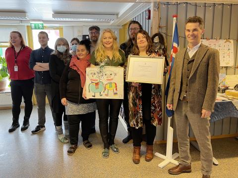 Handhafar hvatningarverðlauna í Drafnarsteini. Ólöf Sigurðardóttir teymisstjóri læsisteymis og Halldóra Guðmundsdóttir leikskólastjóri tóku við verðlaununum. 