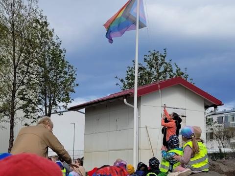 Regbogafáninn dreginn að húni í fyrsta sinn í leikskólanum Furuskógi