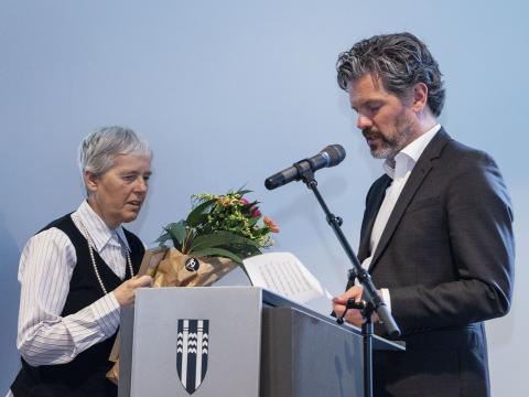 Dagur afhendir Elfu blómvönd við athöfnina í gær.