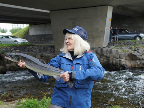Helga Steffenssen Reykvíkingur ársins 2019 með lax í hendi.