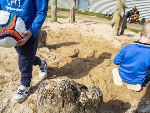 Börn í sandkassa og með bolta