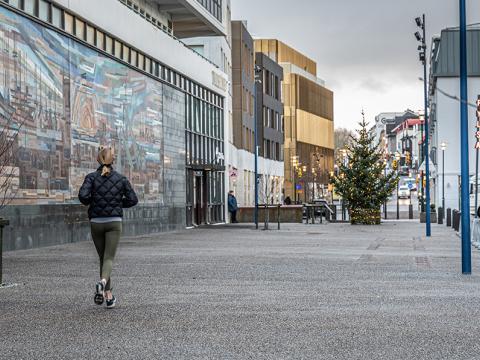 Manneskja á gangi í Tryggvagötu.