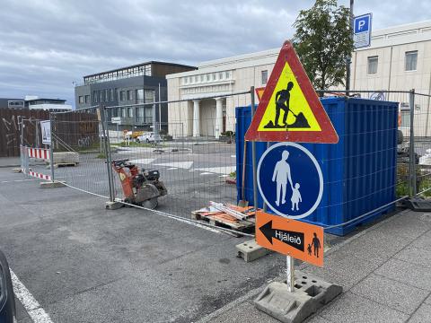 Lokun og hjáleið við Rauðarárstíg.