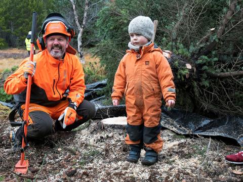 Borgarstjóri, Dagur B. Eggertsson ásamt Birni Hrafnkellssyni við fallið tréð.