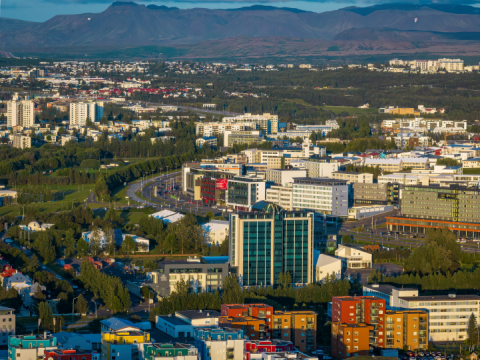 Loftmynd af húsum í Reykjavík við Laugardal.