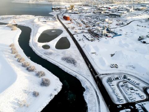 Loftmynd af snævi þöktum Höfðanum.