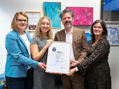 Halldóra Káradóttir sviðsstjóri fjármálaskrifstofu, Karen Björk Eyþórsdóttir fjármálaráðgjafi, Dagur B. Eggertsson borgarstjóri og Þórhildur Ósk Halldórsdóttir deildarstjóri upplýsinga- og gagnadeildar með gæðavottun fyrir seiglu borgarinnar.