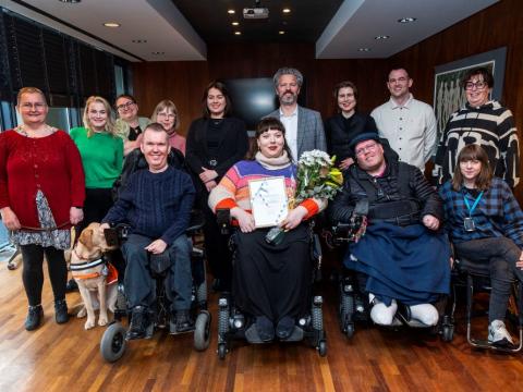 Inga Björk tekur við aðgengisviðurkenningunni.