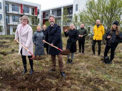 Dagur B. Eggertsson, borgarstjóri og Sigrún Árnadóttir, framkvæmdastjóri Félagsbústaða taka skóflustungu.