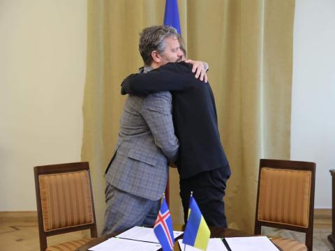 Borgarstjórar Reykjavíkur og Lviv faðmast