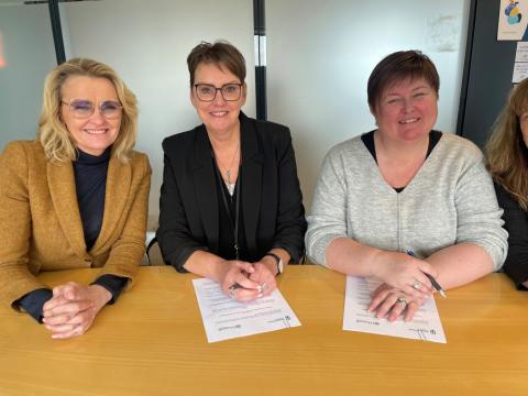 Formaður velferðarráðs, sviðsstjóri velferðarsviðs og formaður Hugarafls við undirskriftina.