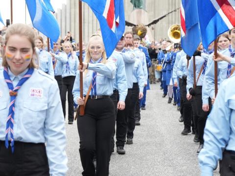 Frá skrúðgöngunni þar sem skátarnir gengu í broddi fylkingar frá Hallgrímskirkju