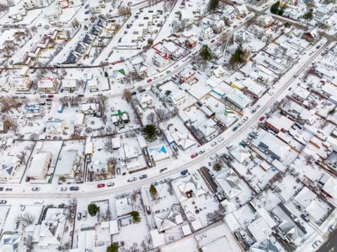 Yfirlitsmynd af Reykjavík hulinni snjó.