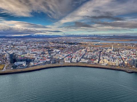 Loftmynd af Reykjavík frá Sæbraut.
