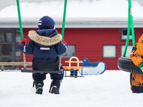 Börn í rólum á leikskóla.