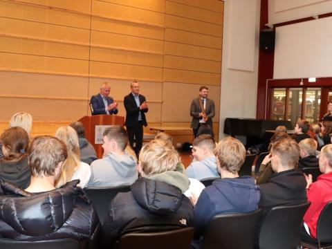 Ráðherra afhentur Farsældarsáttmáli