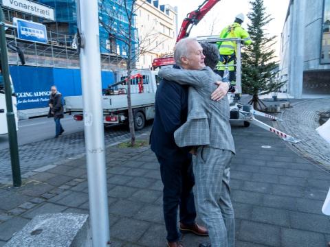 Fannar Jónasson bæjarstjóri Grindavíkur og Dagur B. Eggertsson borgarstjóri faðmast fyrir utan Ráðhúsið vegna óvissuástands í Grindavík.