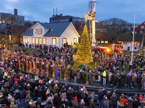 Jólatréð frá Reykvíkingum stendur á Vaglinum í miðbæ Þórshafnar í Færeyjum