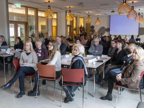 Stór hópur fólks tók þátt í vinnufundi um stefnumótun í málaflokki eldra fólks. 