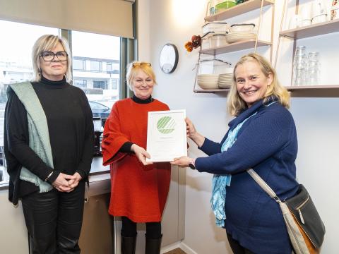Auður H. Ingólfsdóttir, sviðsstjóri hjá Umhverfisstofnun (t.h.), afhendir Aðalbjörgu Traustadóttur, skrifstofustjóra málefna fatlaðs fólks hjá Reykjavíkurborg, Svansvottun fyrir Hagasel 23. Sigrún Árnadóttir, framkvæmdastjóri Félagsbústaða (t.v.)
