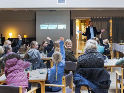 Borgarstjóri talar við börnin sem komu fram í myndbandinu „Finndu kraftinn þinn“