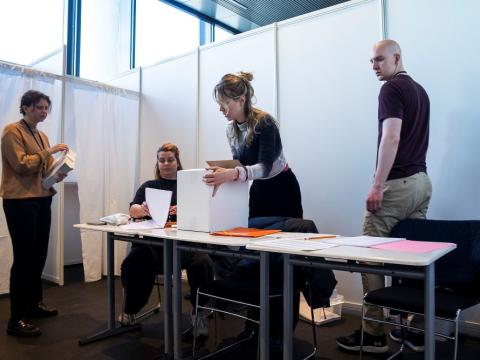 Fjórar manneskjur að vinna við kosningar á kosningabás í Ráðhúsinu