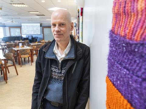 Skorri Steingrímsson húsvörður hallar sér upp við vegg í mötuneytinu í Árskógum.