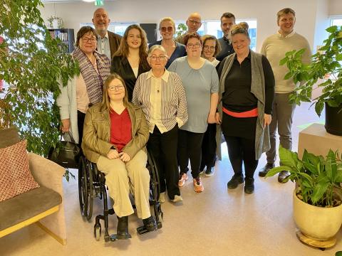 Hópmynd með fulltrúum í velferðarráði og öllum þeim sem töluðu á velferðarkaffi 10. maí 2024