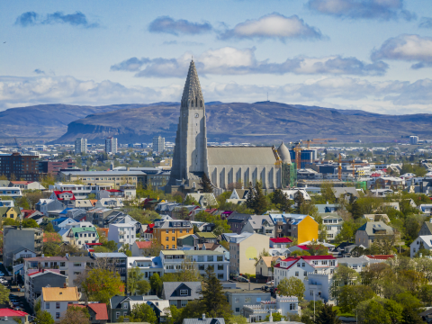Loftmynd af Reykjavík með stóra kirkju, Hallgrímskirkju, á miðri myndinni.