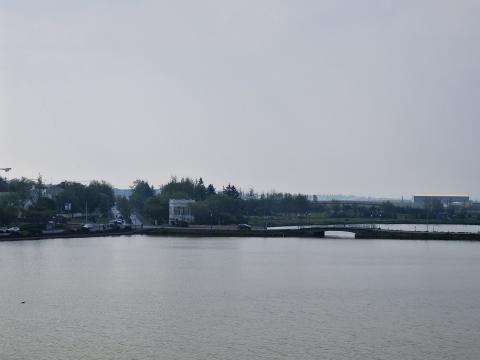 Tjörnin, brúin og Hljómskálinn í gosmóðu