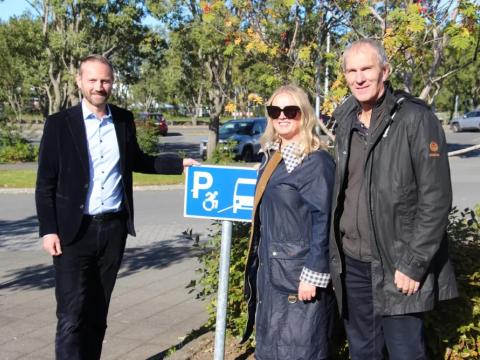 Einar Þorsteinsson borgarstjóri, Alma Ýr Ingólfsdóttir, formaður ÖBÍ réttindasamtaka og Einar Pálsson, forstöðumaður vegaþjónustudeildar Vegagerðarinnar.