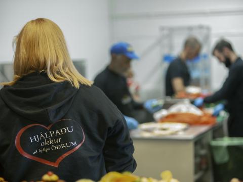 Séð aftan á starfsmann í Kaffistofu Samhjálpar. 