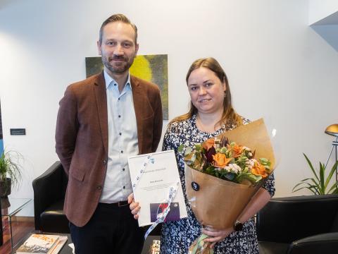 Einar Þorsteinsson og Marta Wieczorek, Reykvíkingur ársins 2024, stilla sér upp á skrifstofu borgarstjóra. Marta með blómvönd og viðurkenningarskjal sitt.