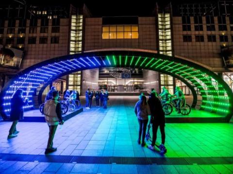 ljóslistaverkið Lightbattle III sem verður á Vetrarhátíð 2025 á Ingólfstorgi. Ljósbogi sem kviknar á þegar fólk hjólar.