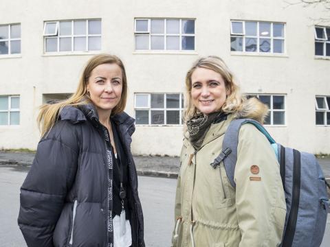 Nurses Anna Lilja Másdóttir and Arndís Vilhjálmsdóttir in front of the shelter on Lindargata. 