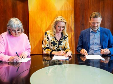 Mynd af þeim sem komu að undirritun nýs samnings við sjálfstætt starfandi skóla