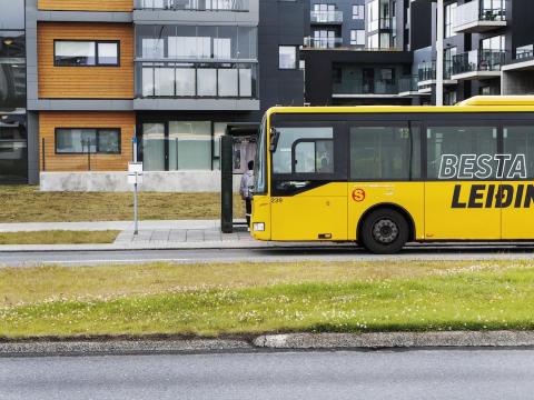 Aðgengi fyrir öll þýðir að leiðilínur eru á stöðvunum, sett eru upp ný skýli og hellulögn og jafnframt er staðsetning skilta og ruslastampa alltaf sú sama þar sem því er komið við.