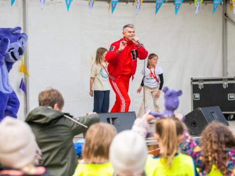 Musician Páll Óskar performed "Eitt af blómunum," a song dedicated to ending bullying for all ages.