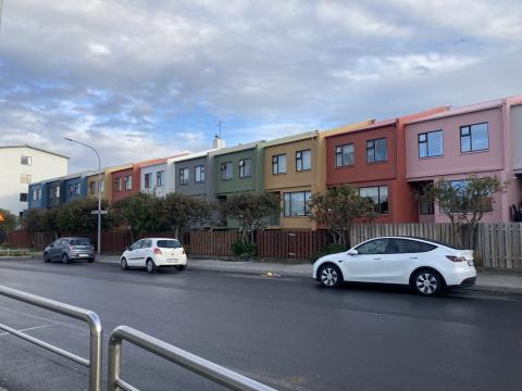 Litrík raðhúsalengja við Laugalæk.