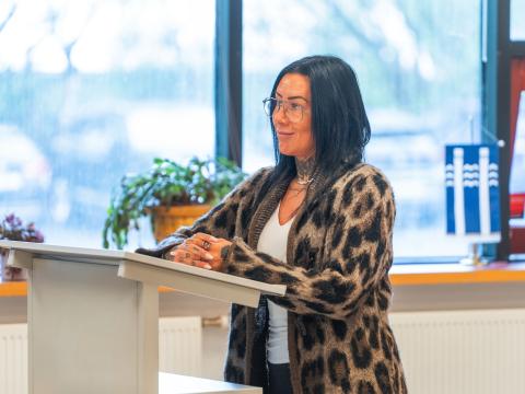 Birna Hólm í pontu en hún sagði reynslusögu sína af virkniúrræðinu TINNU í Gerðubergi. Þar var afmælishátíð TINNU haldin.