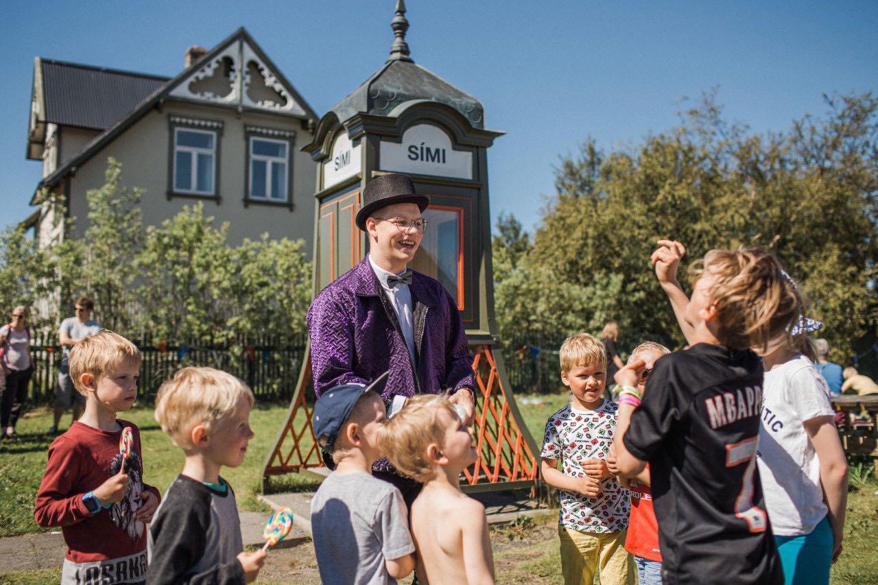 Börn að leik á hátíð í Reykjavík um sumar