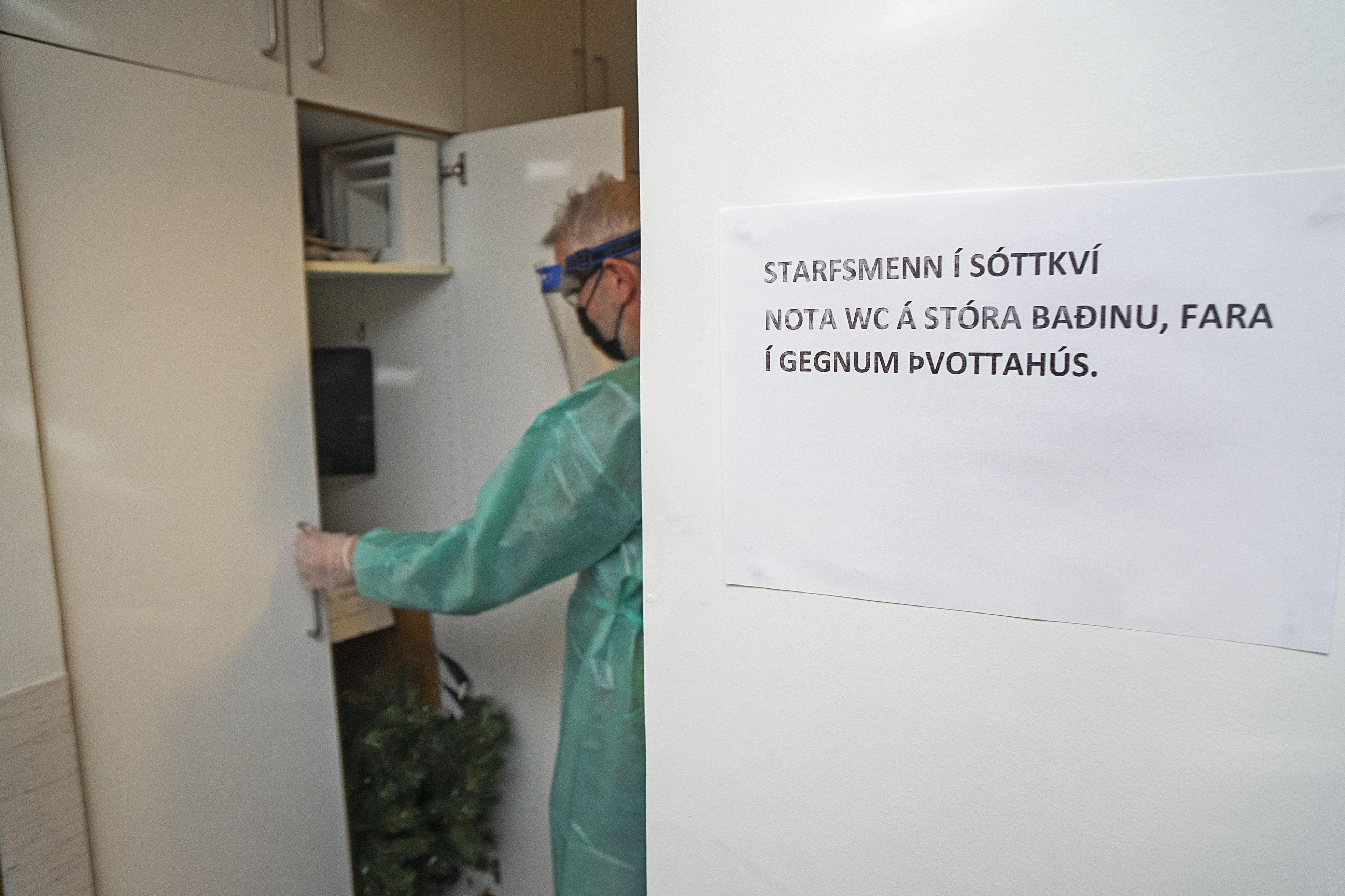 Það er í mörg horn að líta þegar upp kemur smit á íbúðakjarna. 
