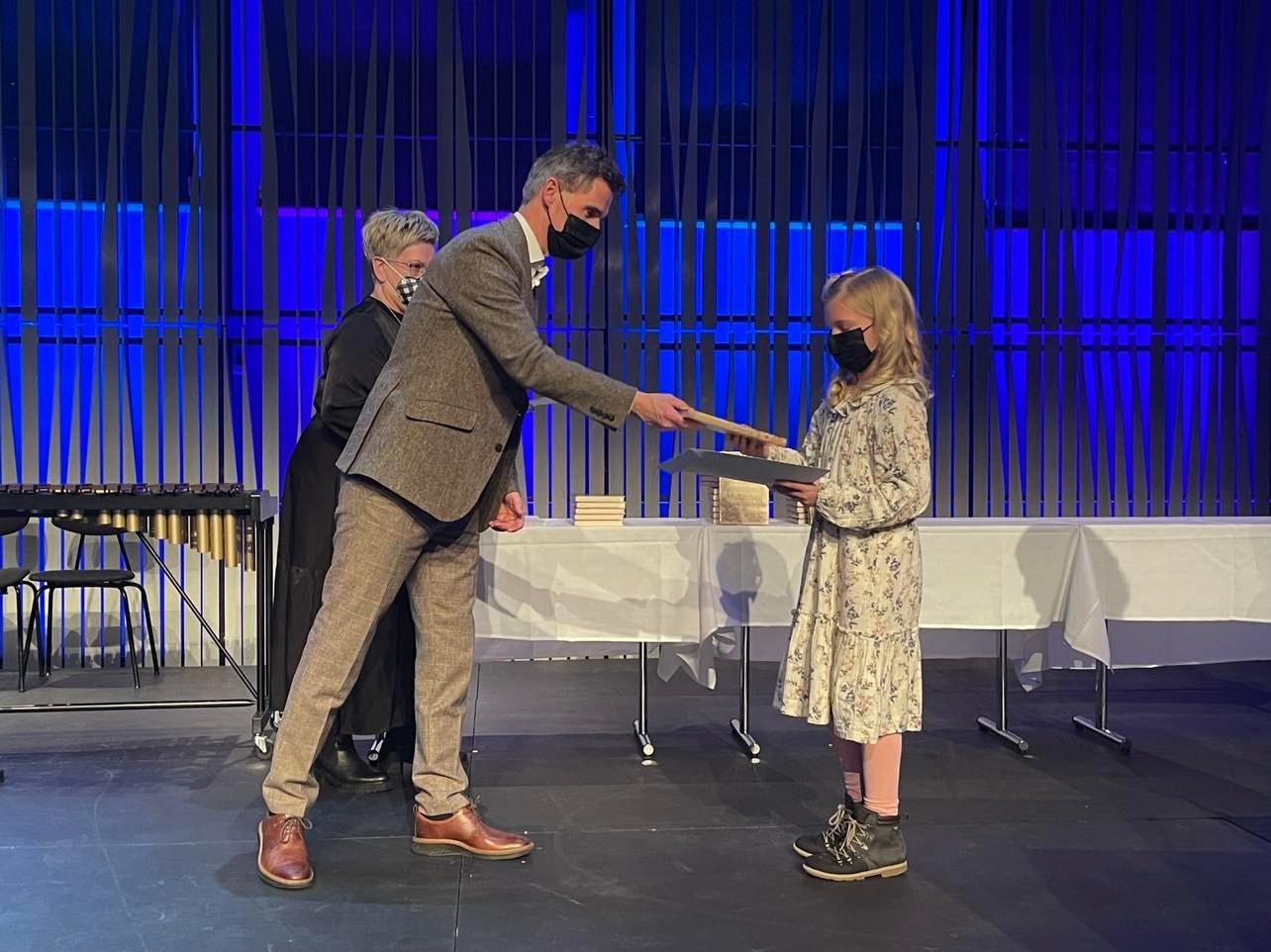 Skúli Helgason formaður skóla- og frístundaráðs afhenti Íslenskuverðlaunin. 