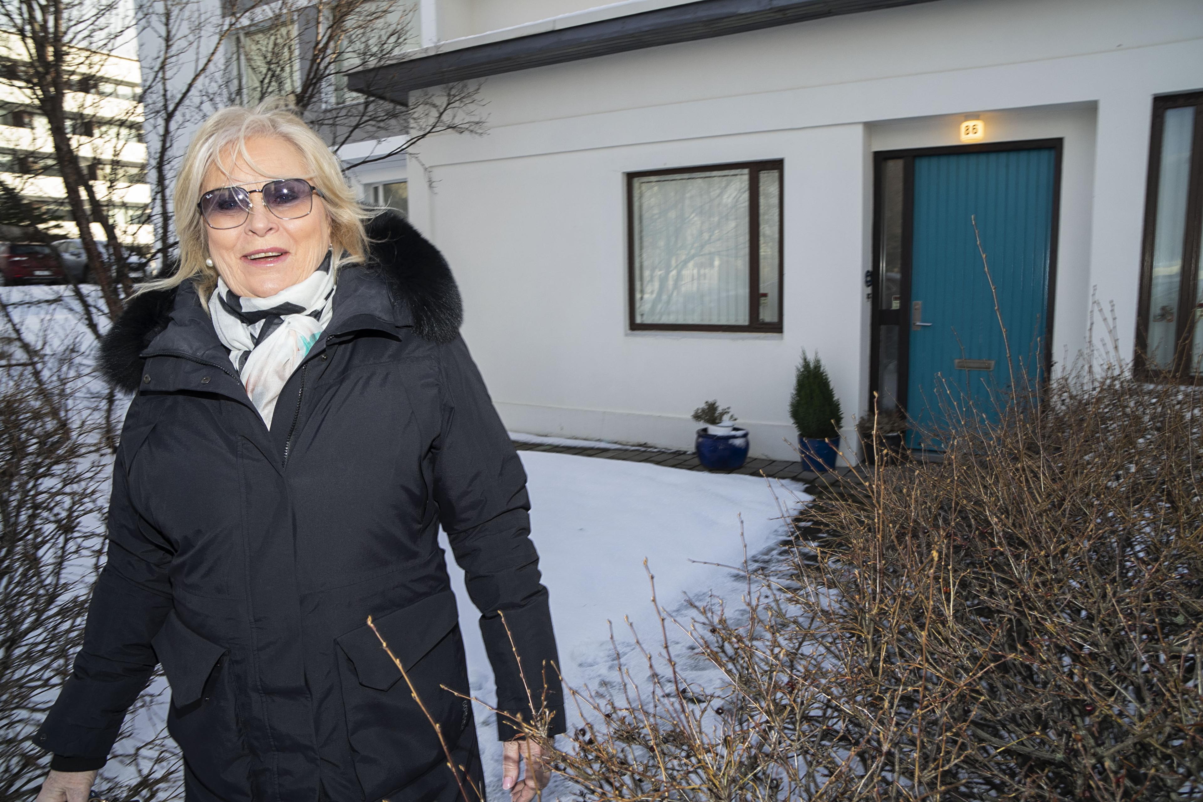 Í dag er gula hurðin blá og Anna unir sér vel á Reynimelnum.