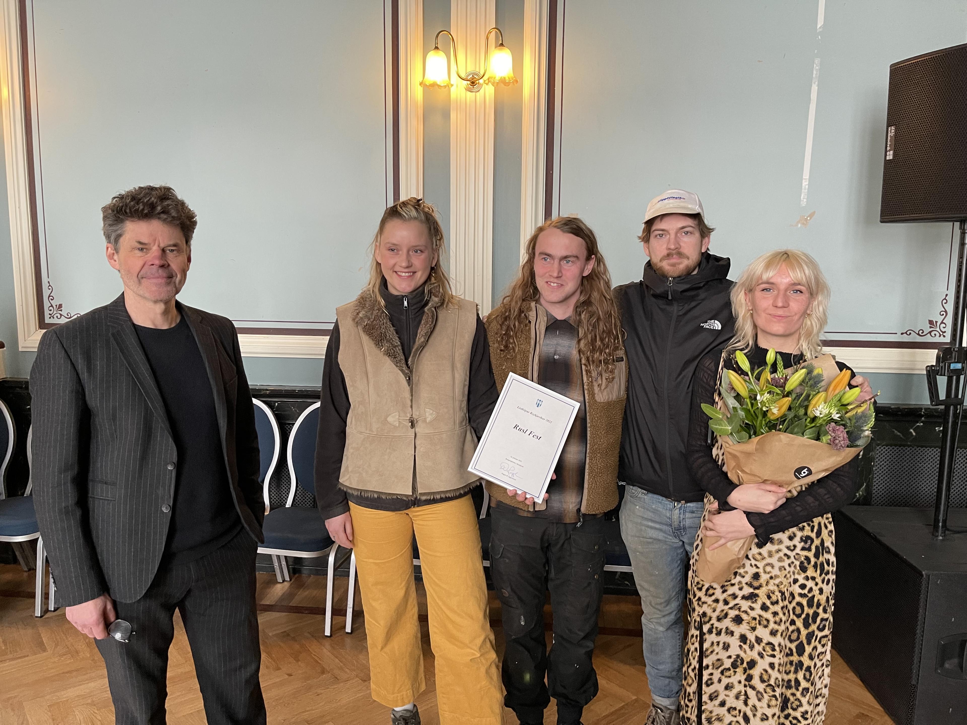 Elsa Jónsdóttir, Björn Loki Björnsson, Narfi Þorsteinsson og Elín Margot Ármannsdóttir frá  Rusl Fest ásamt Hjálmari Sveinssyni, formanni menningar, íþrótta- og tómstundasviðs.
