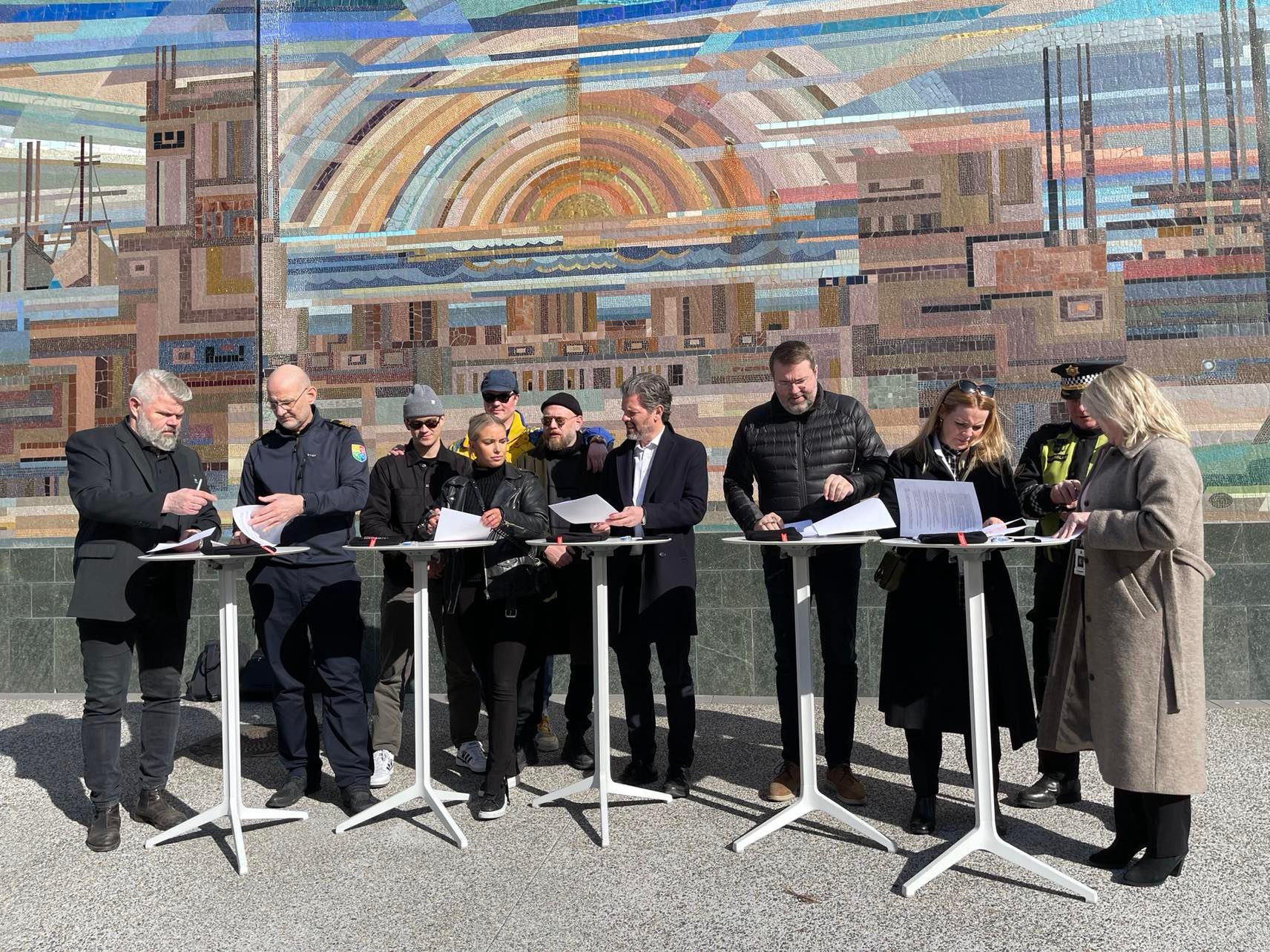fulltrúar allra aðila skrifa undir samning um ofbeldislausa og örugga skemmtistaði