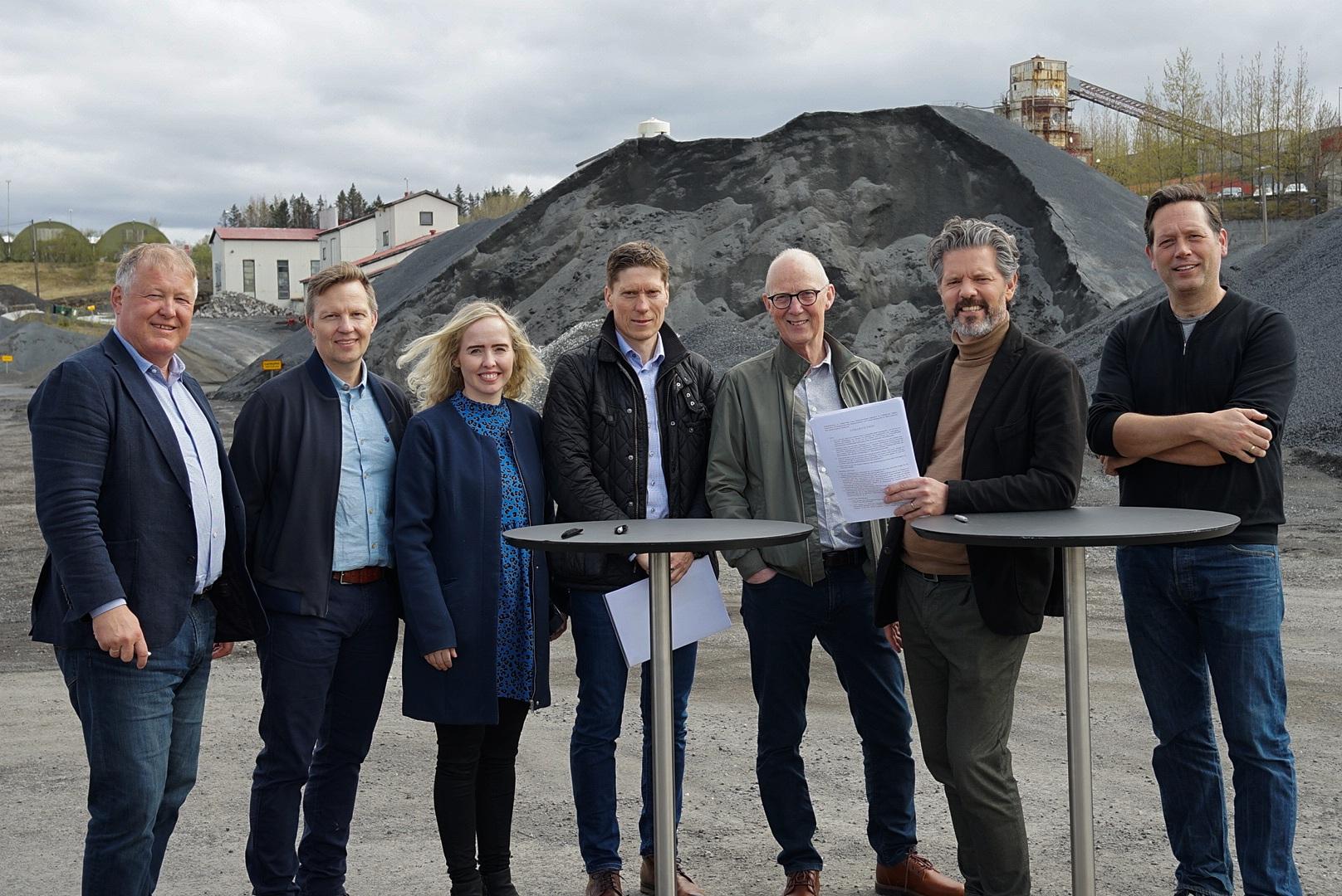 Undirritun um umhverfisvæna byggingu á Ártúnshöfða f.v. Karl Þráinsson, Arnarhvoll ehf., Halldór Eyjólfsson, Klasa, Heiðrún Ösp Hauksdóttir, Eflu, Ingvi Jónsson, Klasa, Þráinn Hauksson, Landslagi, Dagur B. Eggertsson, borgarstjóri og Halldór Eiríksson, Arkitektastofunni T.ark