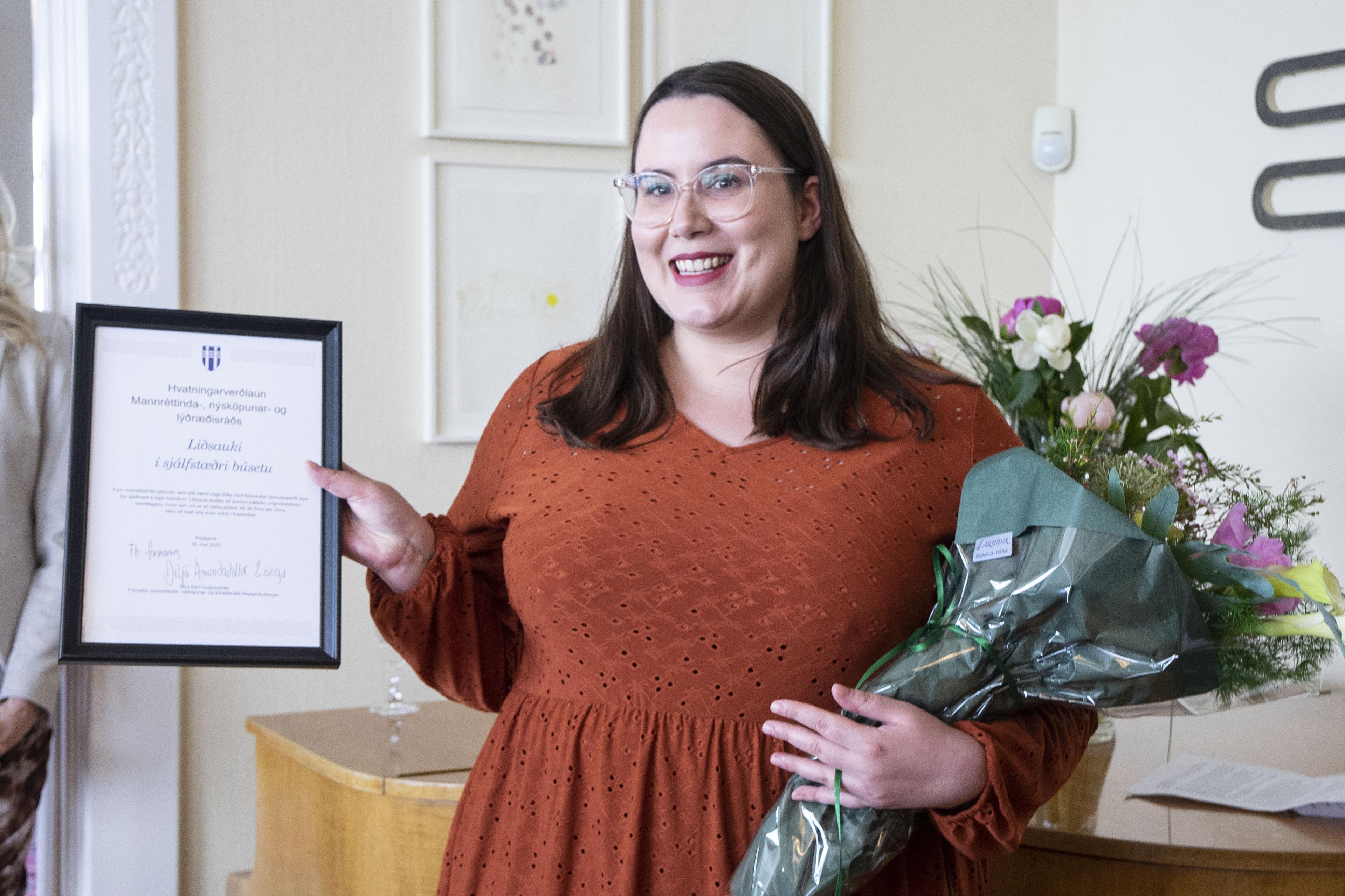 Þóra Kristín Reinharðsdóttir frá Liðsauka með hvatningarverðlaunin.